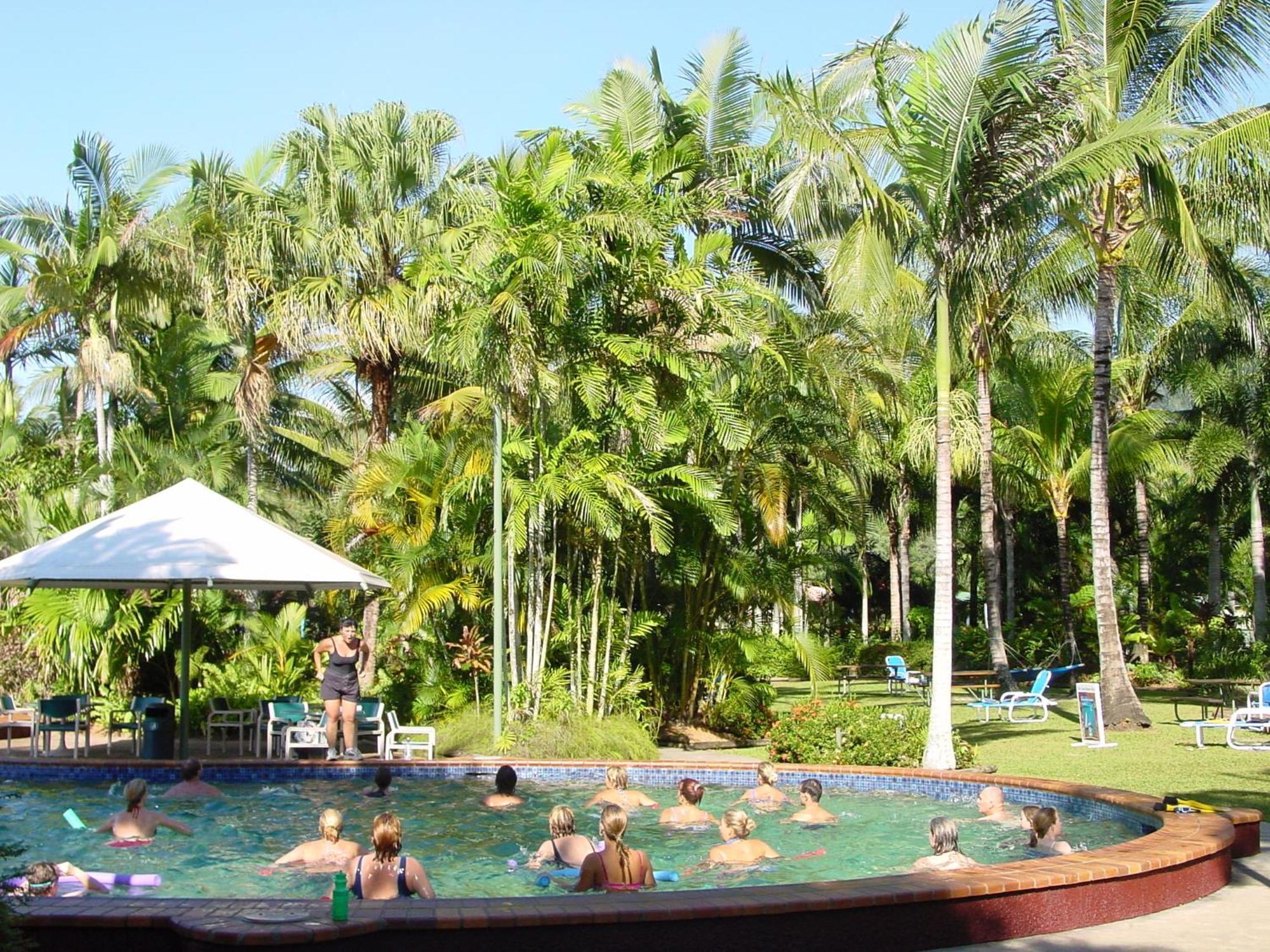 Ingenia Holidays Cairns Coconut Eksteriør billede The pool at the resort