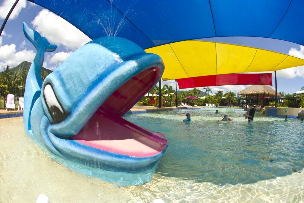 Ingenia Holidays Cairns Coconut Eksteriør billede The whale fountain at Wet 'n' Wild