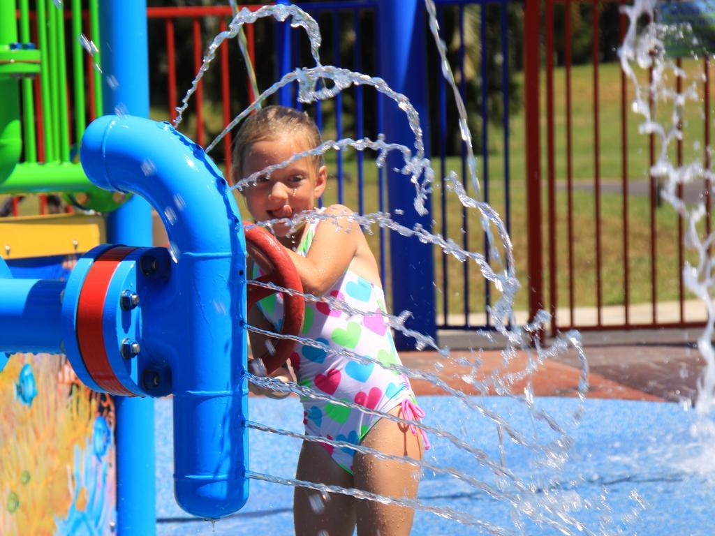Ingenia Holidays Cairns Coconut Eksteriør billede A child playing at the water park
