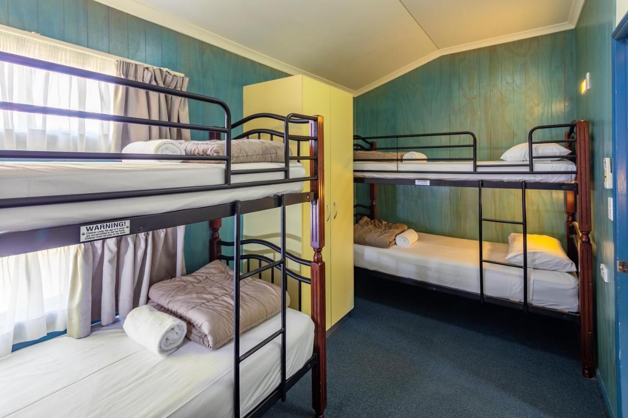 Ingenia Holidays Cairns Coconut Eksteriør billede A typical room at a backpacker hostel in Australia