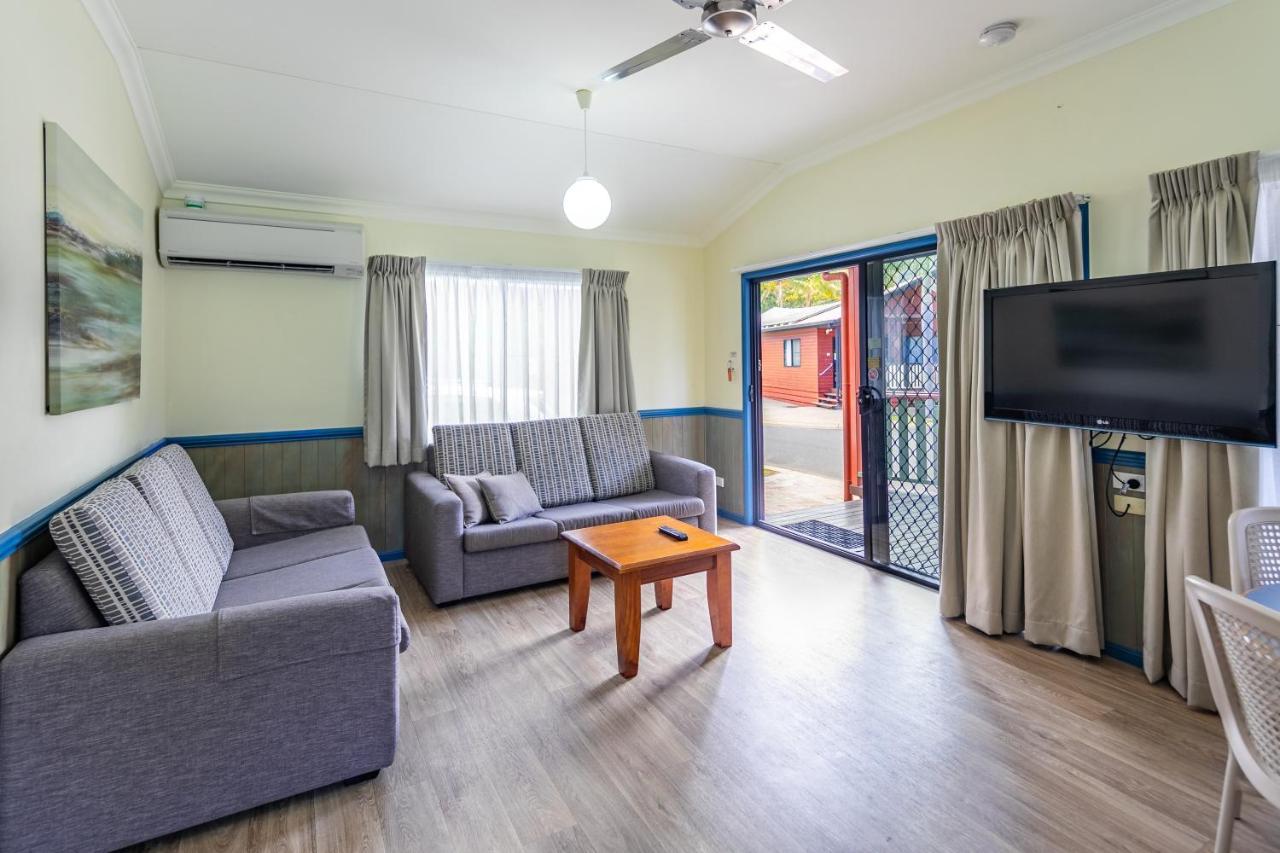 Ingenia Holidays Cairns Coconut Eksteriør billede Living area of a two-bedroom villa