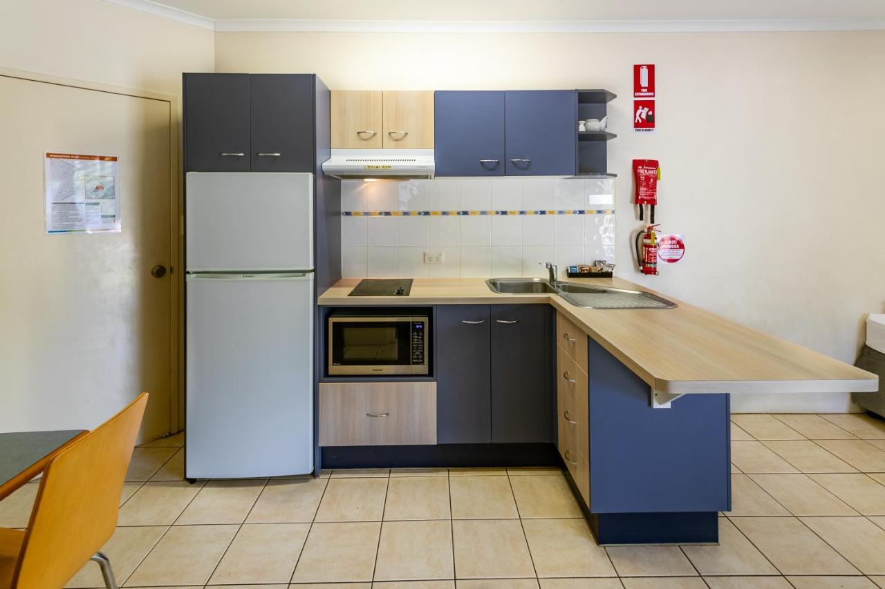 Ingenia Holidays Cairns Coconut Eksteriør billede A typical kitchen in a student apartment