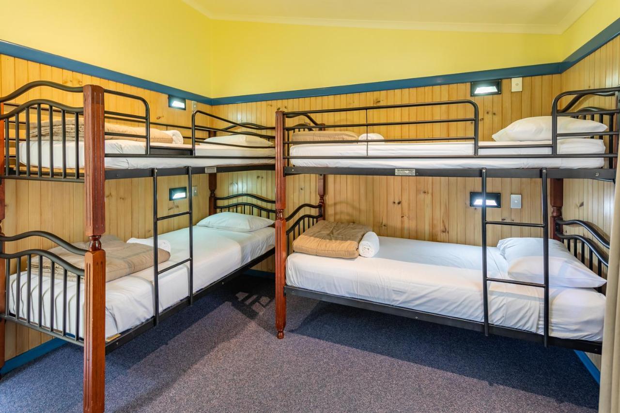 Ingenia Holidays Cairns Coconut Eksteriør billede A typical room at a backpackers' hostel in Australia